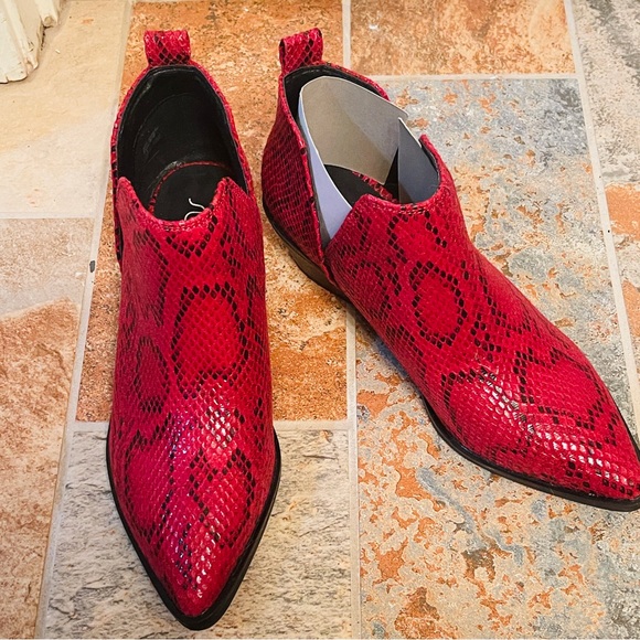 🐦‍🔥NWOT! Gorgeous Sugar Split Side Python Red & Black Pointed Toe Booties! - Picture 13 of 14
